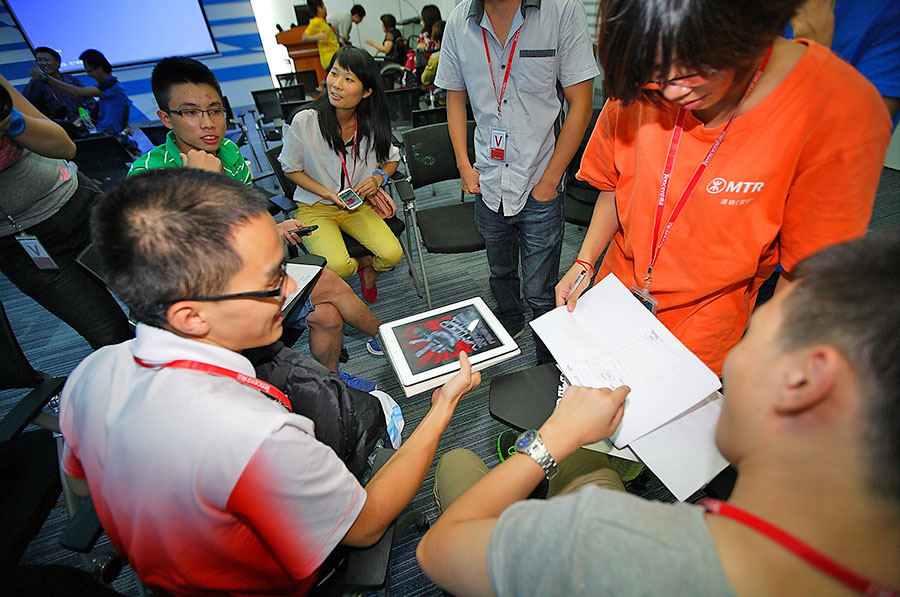 殘友們?cè)诮涣餍牡?>
</p>
<p>
    騰訊公益的志愿者們?yōu)榇蠹野l(fā)書(shū)！
</p>
<p class=