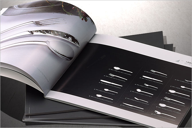 黑眼睛廣告為Pama印刷的產品畫冊內頁實拍效果，印刷工藝為CMYK+專銀（五色印刷）