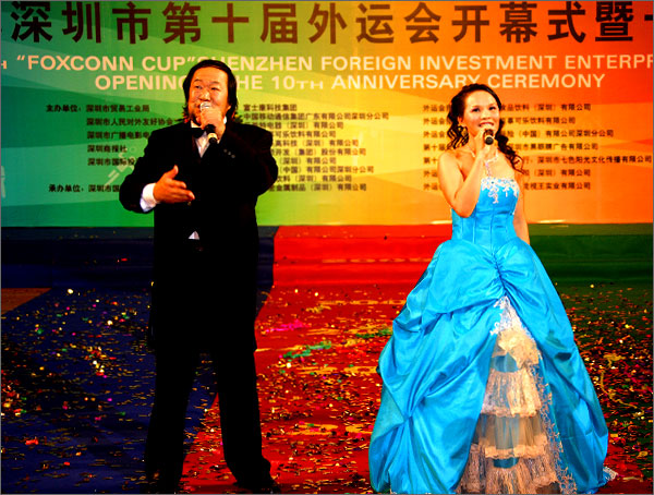 音樂教師劉傳義、著名女歌唱家“小韋唯”（侯南宇）共同高歌——《快樂出發》