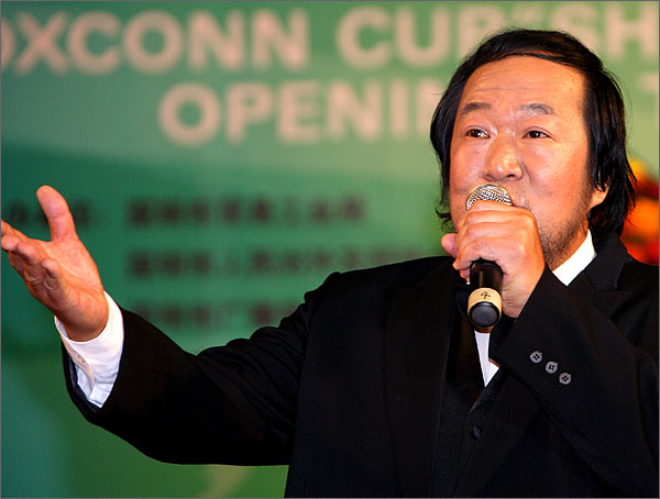 外運會開幕式上由國家一級演員、著名男高音歌唱家、深圳東方英文書院音樂教師劉傳義